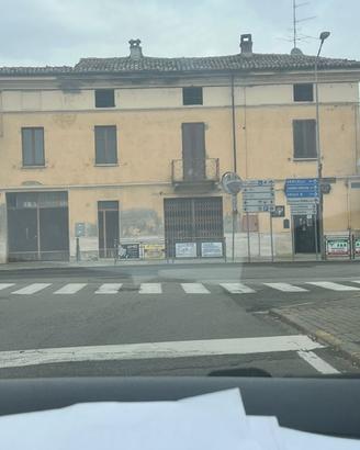 Casa con giardino e box auto