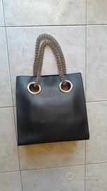 Borsa semirigida nera con manici catena argentata