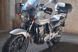 Moto Honda CBF 500, completa di bauletto.