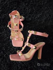 sandalo con tacco rosa con borchie