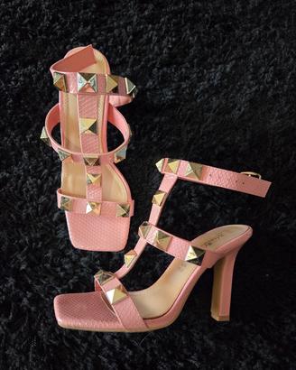 sandalo con tacco rosa con borchie