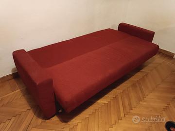 Divano letto rosso 3 posti con cuscini