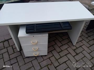 quattro scrivanie con cassettiera 