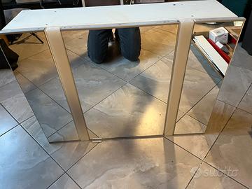 Specchio bagno con presa elettrica e luci