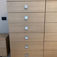 Coppia di settimini moderni in legno chiaro