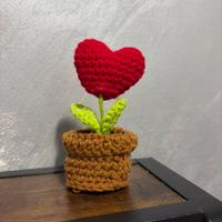 Fiore Decorativo a Cuore con Base