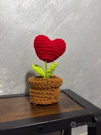 Fiore Decorativo a Cuore con Base