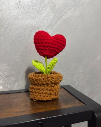 Fiore Decorativo a Cuore con Base