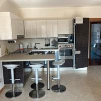 Cucina (già smontata) con frigo e piano cottura