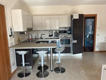 Cucina (già smontata) con frigo e piano cottura