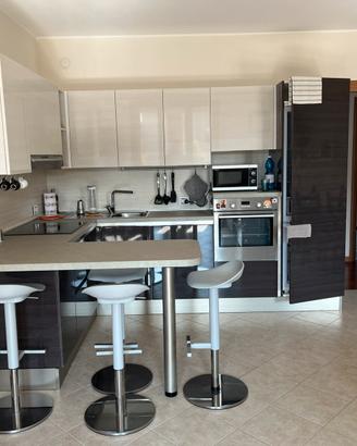 Cucina (già smontata) con frigo e piano cottura