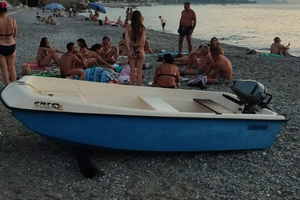 Barca trimarano con 6 CV 2022