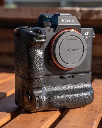 Sony Alpha 7RIII con Impugnatura verticale Sony