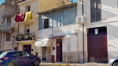 Palazzo / Stabile di 100 m² con 3 locali a Cittadu