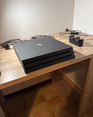 ps4 pro, con 2 controller e 7 giochi fisici
