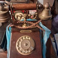 telefono vintage in legno e ottone