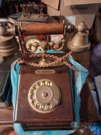 telefono vintage in legno e ottone