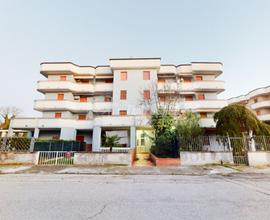 TRILOCALE CON PISCINA CONDOMINIALE