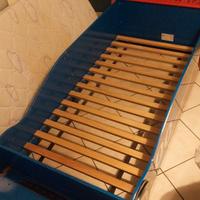 Letto bimbo a forma di macchina