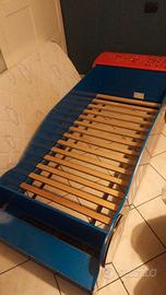 Letto bimbo a forma di macchina