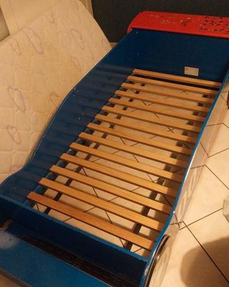 Letto bimbo a forma di macchina