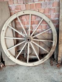 Grande ruota di carretto 