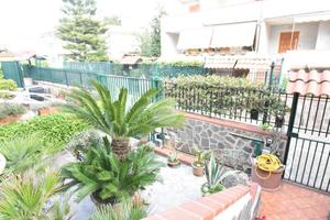 VILLA A SCHIERA A POLLENA TROCCHIA