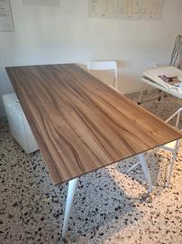 scrivania in legno da ufficio o studio