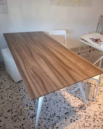 scrivania in legno da ufficio o studio