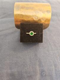 anello in argento con cristallo verde e zirconi