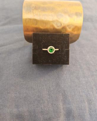 anello in argento con cristallo verde e zirconi