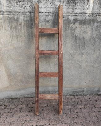 scala vintage in legno per arredamento