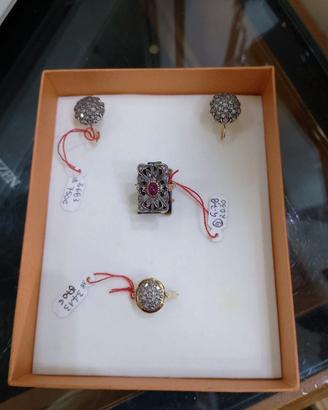 Anelli e orecchini oro 18kt con diamanti e rubini.