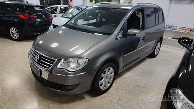 Volkswagen Touran 2.0 TDI DSG 7 POSTI