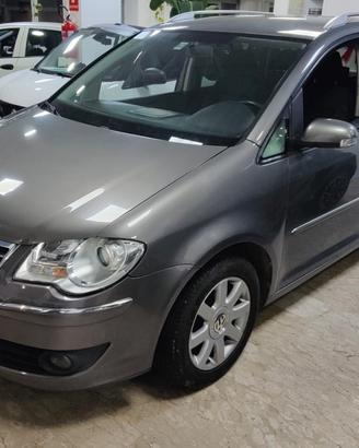 Volkswagen Touran 2.0 TDI DSG 7 POSTI