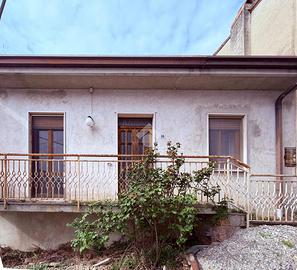 CASA SEMINDIPENDENTE A CIGOGNOLA