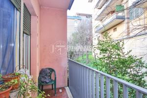 BILOCALE AMPIO CON BALCONI E CANTINA