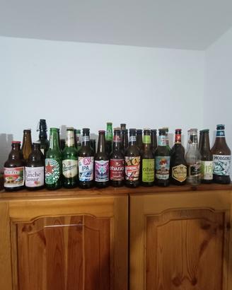 Collezione bottiglie e lattine di birra