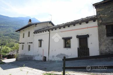 CASA SEMINDIPENDENTE A SAINT-DENIS