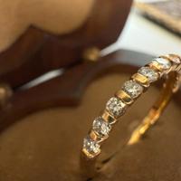 anello in oro 8 carati con 11 diamanti veri