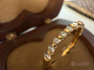 anello in oro 8 carati con 11 diamanti veri