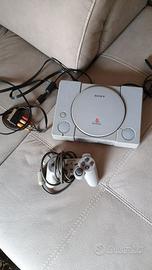 Console PlayStation 1 - PS1, con un joystick