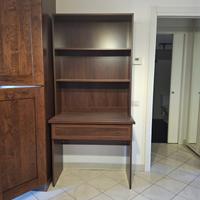 Mobile libreria in legno con scrittoio integrato