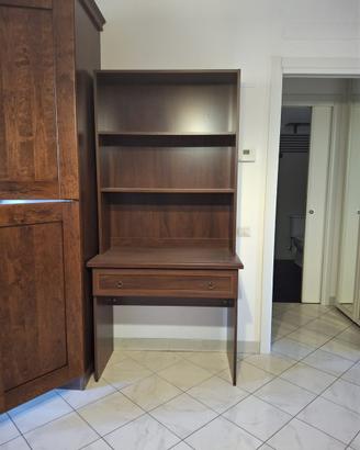 Mobile libreria in legno con scrittoio integrato