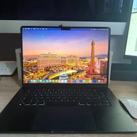 MacBook Air M3 15 pollici (2024) con mouse Apple