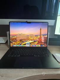 MacBook Air M3 15 pollici (2024) con mouse Apple