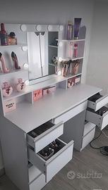 Toeletta da trucco con specchio e luci LED