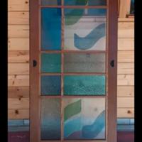 Porta scorrevole con vetro colorato