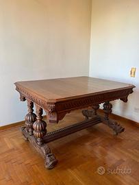 Tavolo e sedie in legno massello scolpito