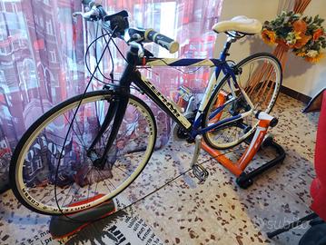 bicicletta da corsa con forcella in carbonio